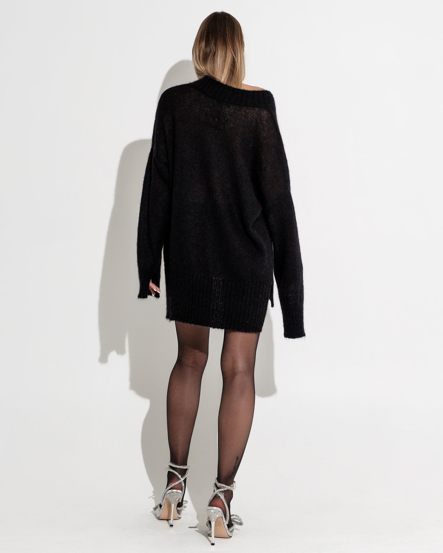 V-NECKED OVERSIZE
