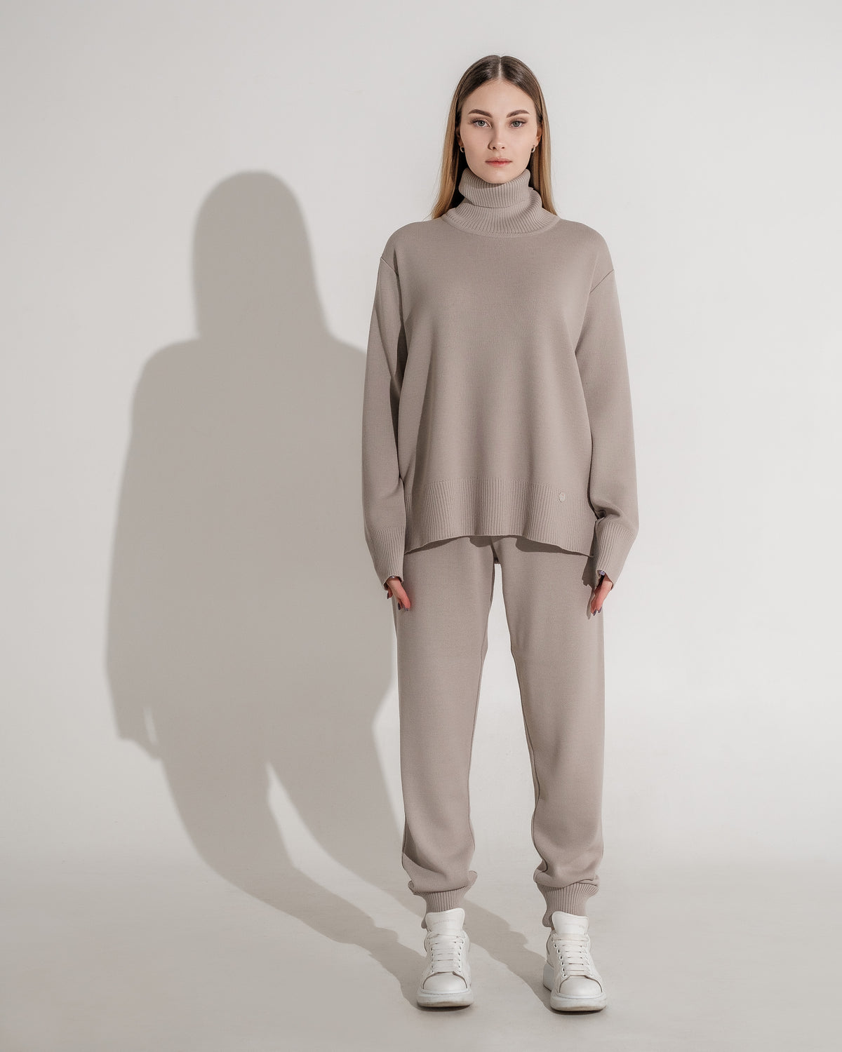 RELAXED ROLL NECKED JUMPER