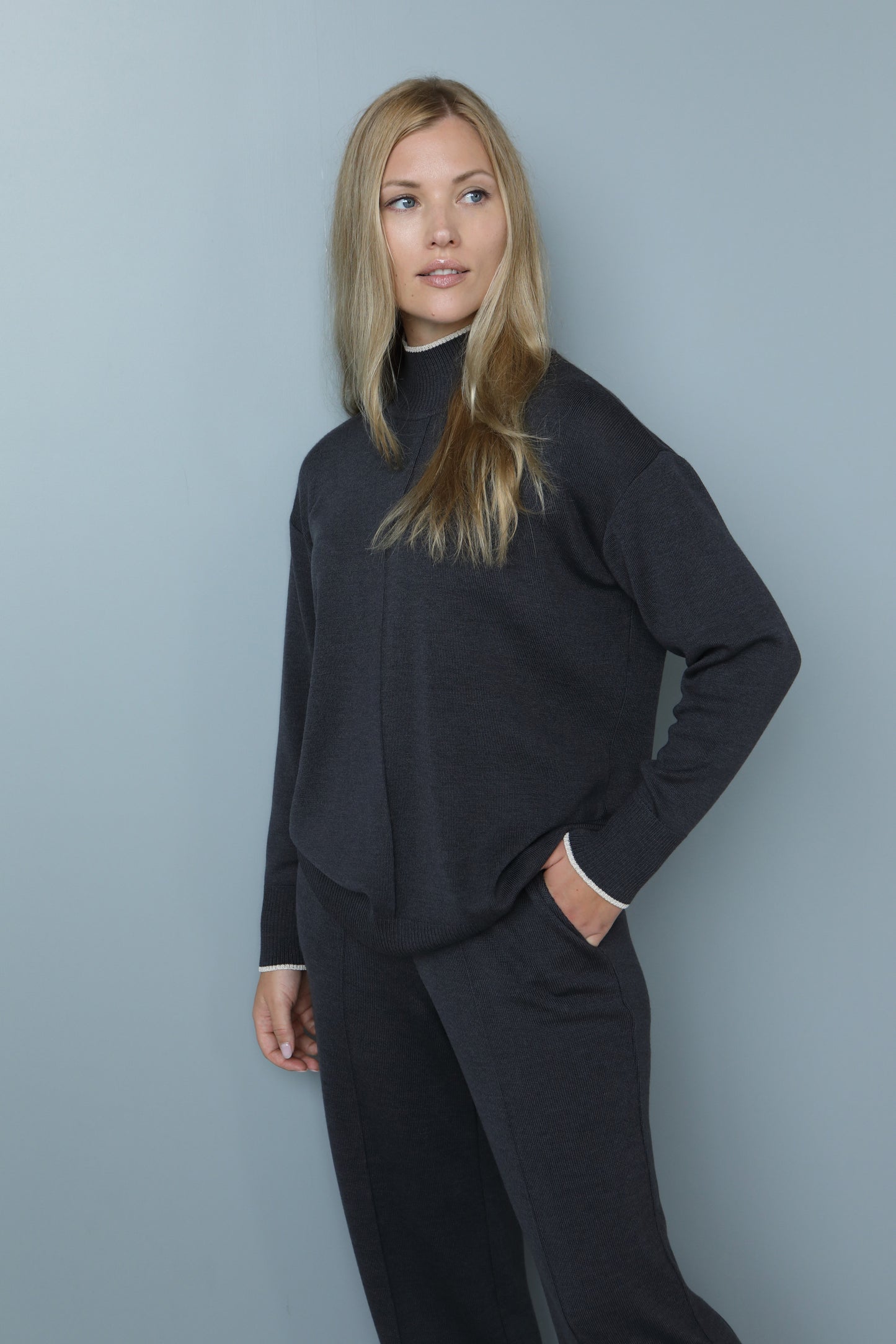 HIGH NECKED SWEATER in anthracite