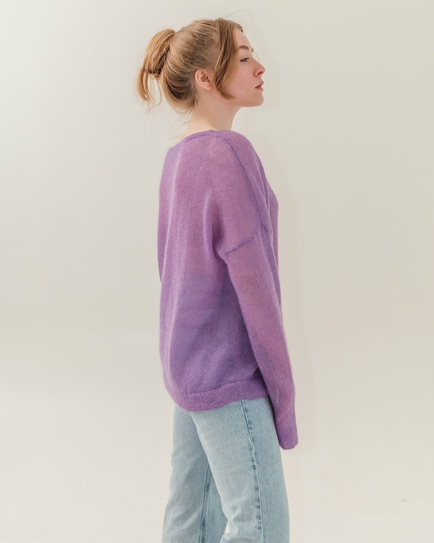 Lightweight sweater in lilac