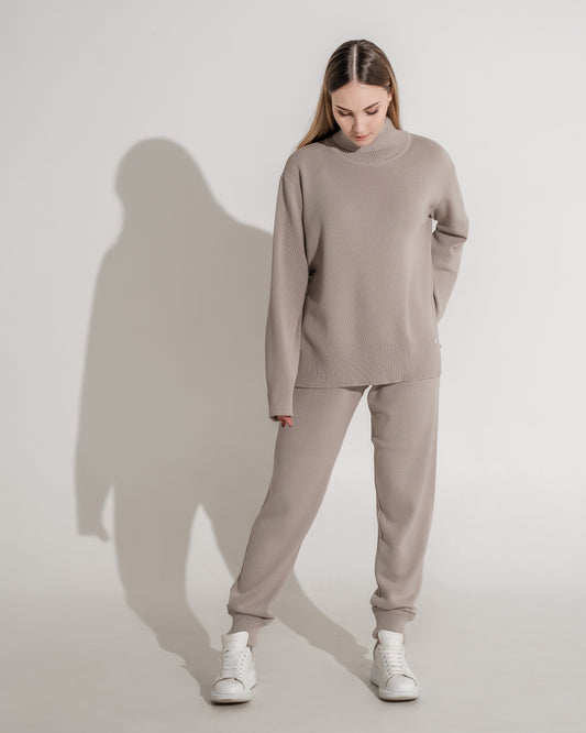 RELAXED ROLL NECKED JUMPER